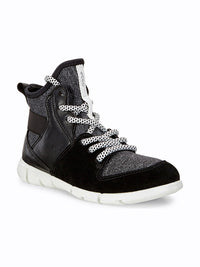 Intrinsic sneaker