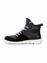 Intrinsic sneaker