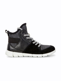 Intrinsic sneaker
